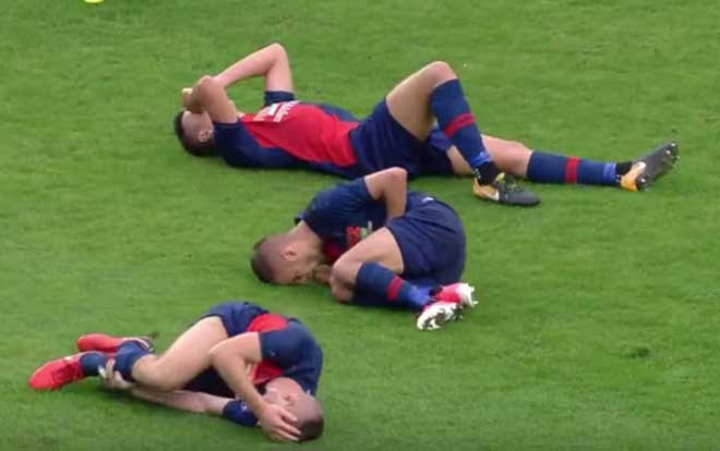 Pha bóng 'khó đỡ' nhất trong lịch sử: Một cú sút - 3 cầu thủ nằm sân Ảnh 2