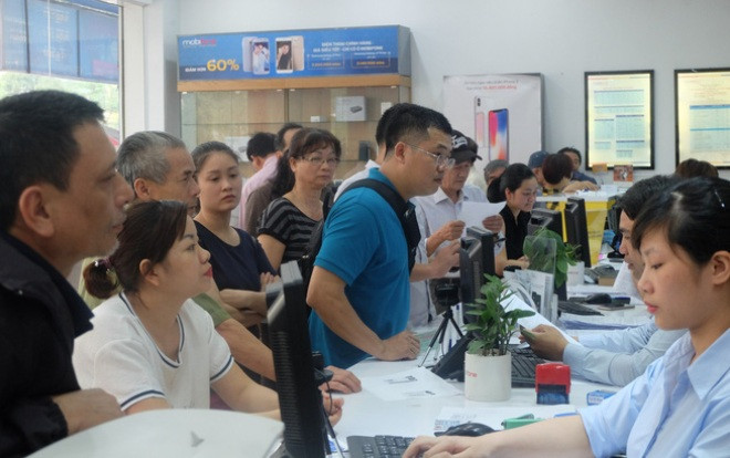 Người dân vật vã xếp hàng bổ sung thông tin thuê bao chính chủ Ảnh 2