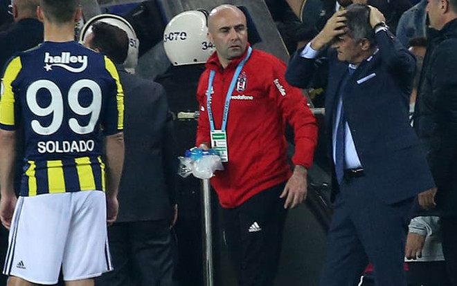 Cổ động viên bạo loạn khiến HLV CLB Besiktas phải nhập viện Ảnh 2