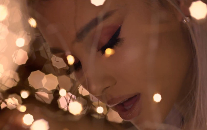 Ariana Grande chính thức quay lại làng nhạc với MV 'ảo diệu' nhất từ trước đến giờ Ảnh 2