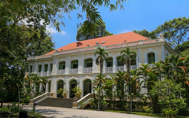 Những món đồ quý trong tòa nhà gần 150 năm tuổi ở Sài Gòn Ảnh 2