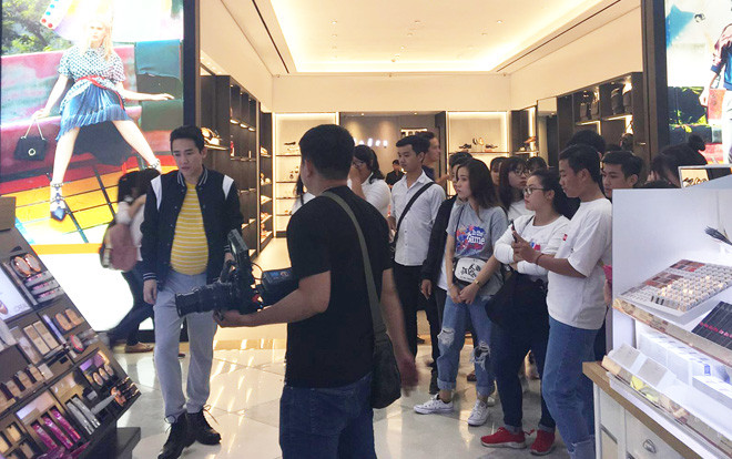 Đội quân áo trắng đội nắng ủng hộ thần tượng tham gia Manbrith - Khi đàn ông mang bầu Ảnh 2