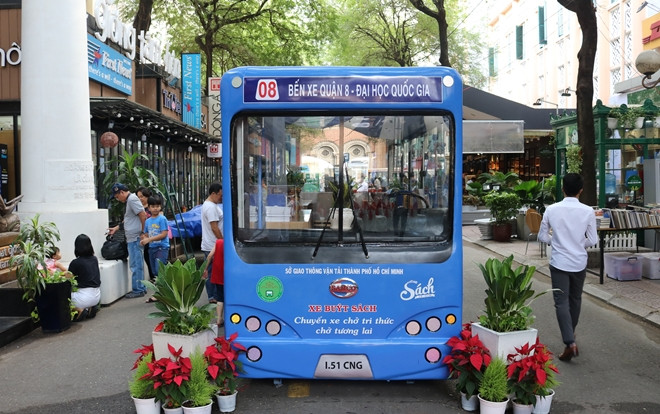 Chiếc xe buýt sách lần đầu tiên có mặt tại Sài Gòn: Thân thuộc với sinh viên và chứa cả bầu trời tri thức Ảnh 2