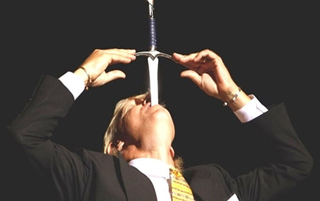 Nuốt lưỡi dao, bị chôn sống ngay trên sân khấu hay những sai lầm 'chết người' của các ảo thuật gia nổi tiếng Ảnh 2