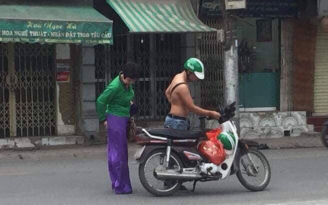 Câu chuyện tài xế Grab Bike cởi áo cho khách mặc khiến ta thấy đời thật dễ thương Ảnh 2