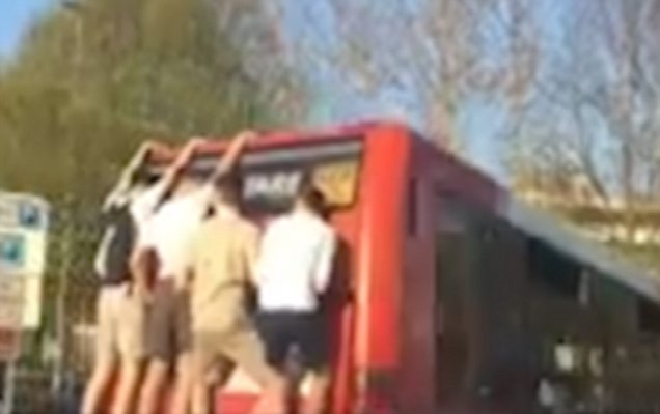 Nhóm thanh niên gây sốc khi bám vào đuôi xe buýt đang chạy với tốc độ cao Ảnh 2