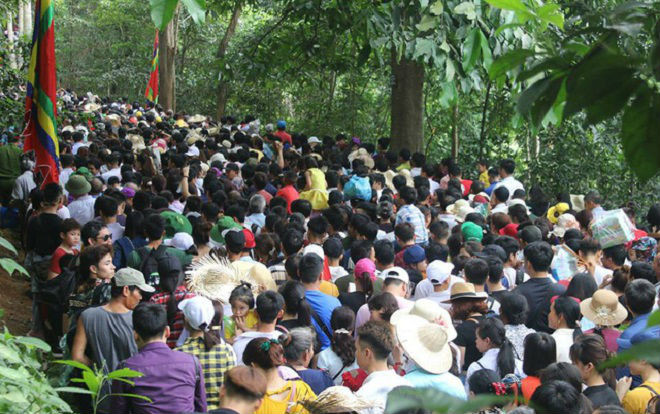 Chưa chính hội, Đền Hùng đã đông nghịt người, ùn tắc kéo dài nhiều giờ Ảnh 2