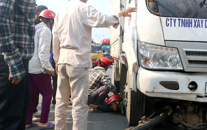 Hàng chục người hò nhau nâng xe tải giải cứu 2 nạn nhân mắc kẹt dưới gầm Ảnh 2