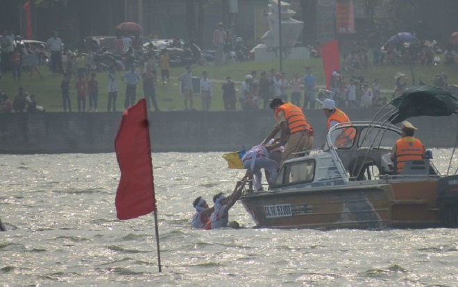 Thi bơi chải dịp Giỗ Tổ: Đắm thuyền, hàng chục VĐV chìm nghỉm Ảnh 2