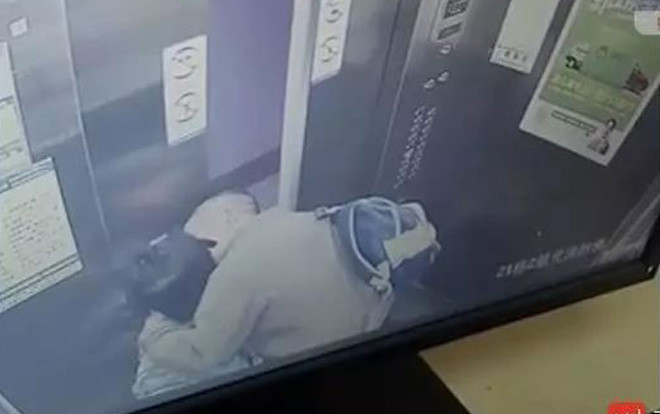 Ông già đồi bại cưỡng hôn bé gái trong thang máy Ảnh 2