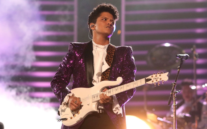 Chỉ vì mải selfie, fan khiến Bruno Mars giận dữ ném khăn vào người Ảnh 2