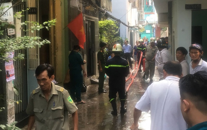 Ngôi nhà 2 tầng trong hẻm bất ngờ bốc cháy dữ dội, 2 người mắc kẹt may mắn được giải cứu Ảnh 2