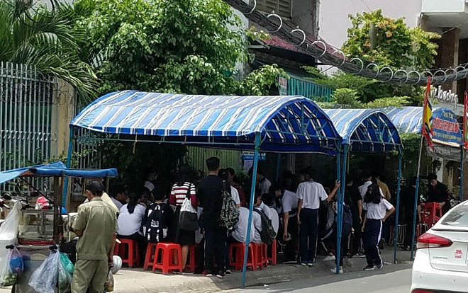 Vụ cô giáo bị sát hại bên lề đường: Người mẹ đau đớn, liên tục gào thét gọi tên con tại đám tang Ảnh 2