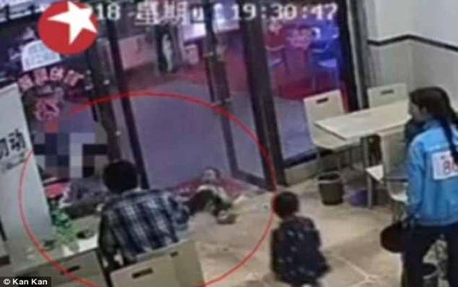 Bà bầu ngáng chân khiến cậu bé ngã sấp mặt gây phẫn nộ Ảnh 2
