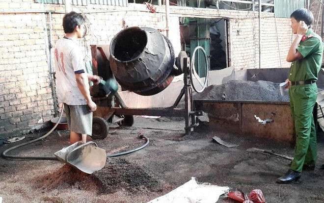 Vụ trộn vỏ cà phê với lõi pin: 6 đối tượng bị tạm giam khai gì? Ảnh 2