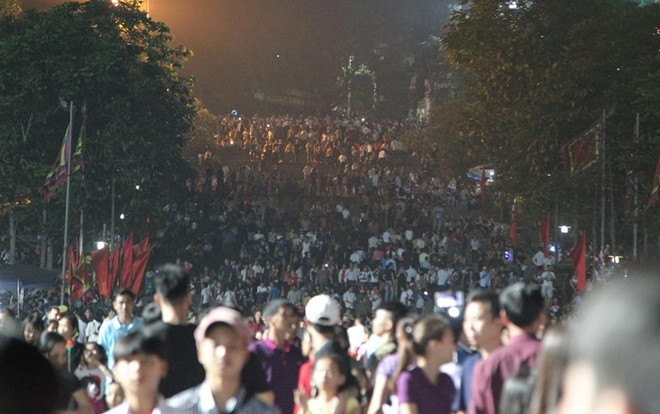 Hàng nghìn người hành hương về dâng lễ giỗ tổ đền Hùng trong đêm, giao thông kẹt cứng mọi ngả đường Ảnh 2