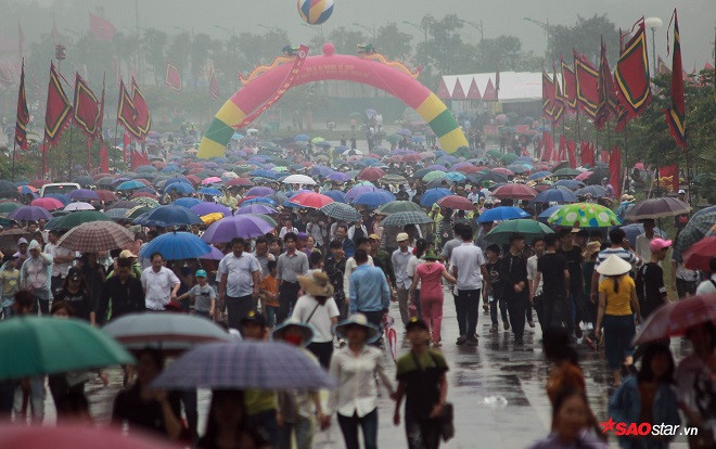 Hàng vạn người đội mưa chờ dâng hương tại lễ hội Đền Hùng Ảnh 2