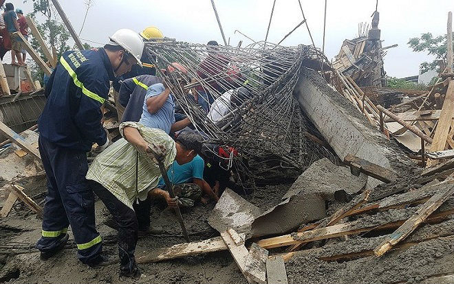 Đào bới tìm kiếm các nạn nhân trong đống đổ nát sau tai nạn sập giàn giáo công trình Ảnh 2