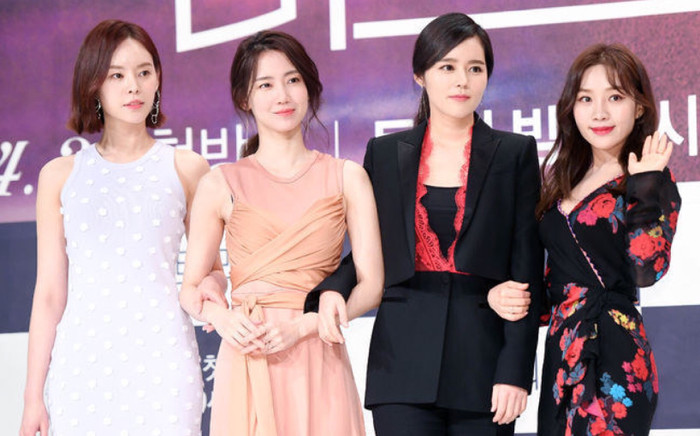 'Mỹ nhân vạn người mê' Han Ga In đẹp xuất sắc, lấn áp loạt nữ phụ vô danh trong họp báo phim 'Mistress' Ảnh 2