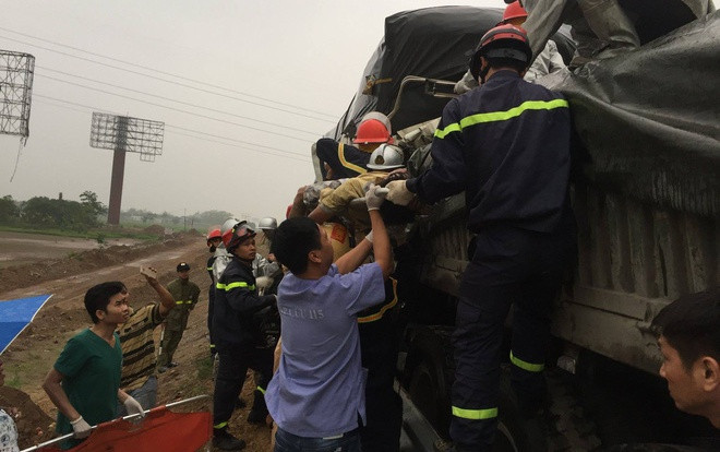 Cảnh sát dùng máy cắt thủy lực đưa 3 người thương vong bị mắc kẹt trong cabin ra ngoài Ảnh 2