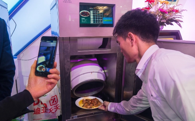 Lười nấu cơm, ông chồng dành 8 năm để chế tạo robot đầu bếp Ảnh 2