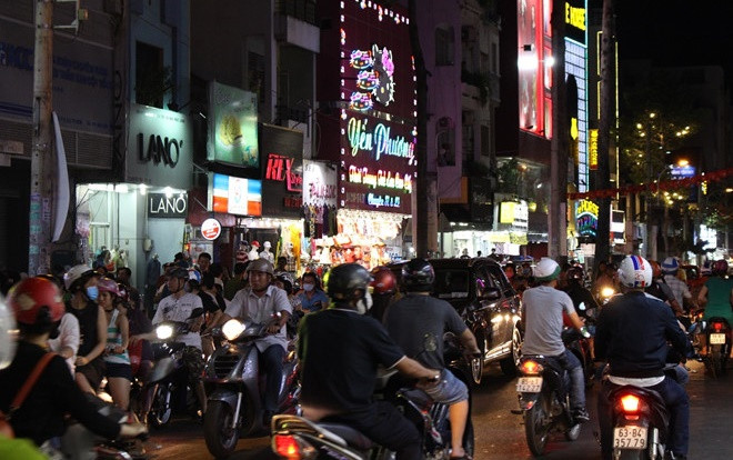Sau phố vàng bạc, TP.HCM có phố thời trang ở quận 5 Ảnh 2