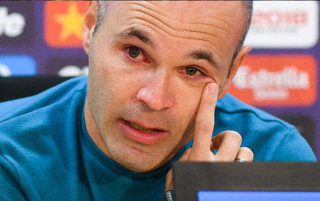 Tiền vệ Iniesta nức nở trong ngày tuyên bố chia tay Barcelona Ảnh 2