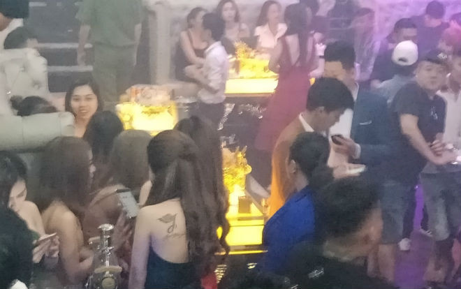 Đột kích quán bar nổi tiếng Sài Gòn, phát hiện hàng chục 'dân chơi' có biểu hiện phê ma túy Ảnh 2