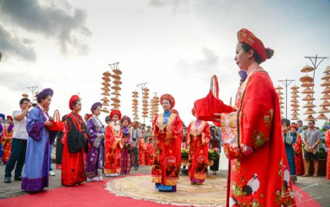 Hàng trăm nghệ nhân tranh thêu tham dự lễ hội 'Sắc hoa- nơi gặp gỡ của những giấc mơ' Ảnh 2