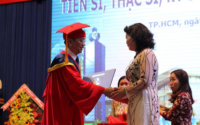 Trao bằng thạc sĩ danh dự cho nữ sinh mất vì tai nạn giao thông Ảnh 2