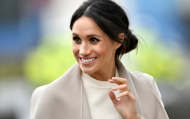 Lục túi cô nàng Meghan Markle, khám phá công thức chinh phục Hoàng tử Anh quốc Ảnh 2