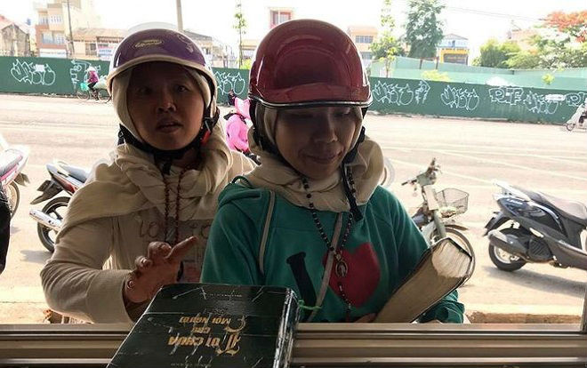 Sự thật đằng sau hình ảnh 2 người phụ nữ lạ mặt đến truyền đạo 'Hội Thánh Đức Chúa Trời' ở tiệm thuốc Tây Ảnh 2