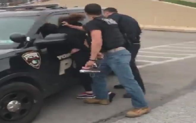 Cố gắng gặp con trai sắp chết, bà mẹ bị bắt giữ Ảnh 2