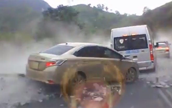 Clip tai nạn kinh hoàng: Xe tải chở đá lao dốc lật văng xuống đường Ảnh 2