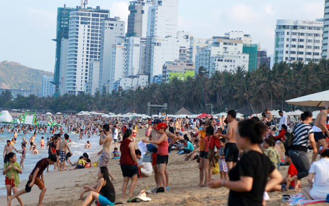 Dòng người ken đặc, chen chúc nhau tại bãi biển và công viên trong kỳ nghỉ lễ 30/4 Ảnh 2