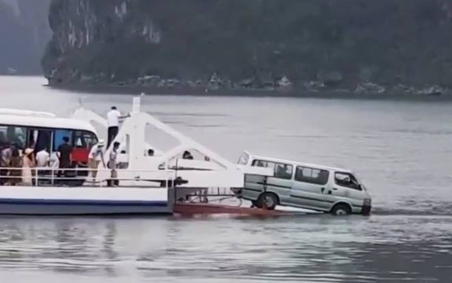 Đoàn khách hốt hoảng khi ô tô 16 chỗ trên phà đi Cát Bà suýt trôi xuống biển Ảnh 2