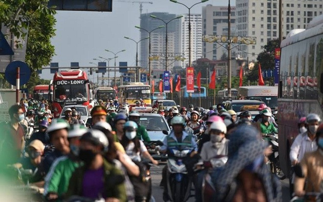 Bến xe, đường phố 'thất thủ' khi người dân ùn ùn trở lại trong ngày nghỉ lễ cuối cùng Ảnh 2