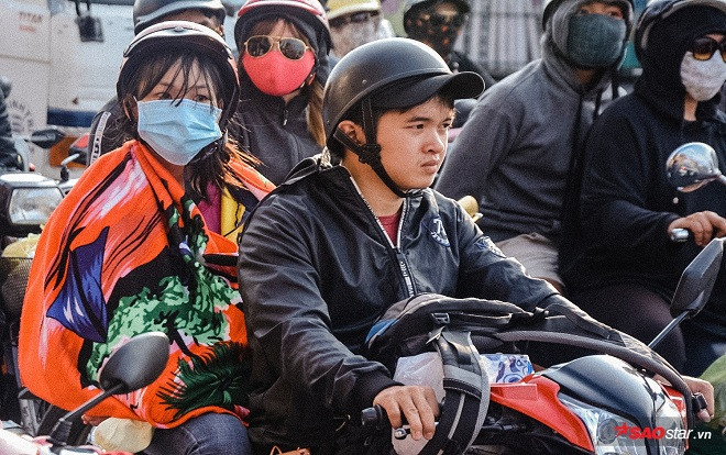Đội nắng 40 độ, người Sài Gòn vật vã kéo về thành phố sau kì nghỉ lễ dài ngày Ảnh 2