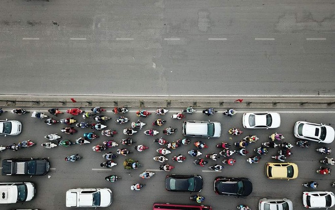 Cảnh tượng đối lập trên đường phố Hà Nội vào ngày cuối cùng kỳ nghỉ lễ 30/4 - 1/5 Ảnh 2