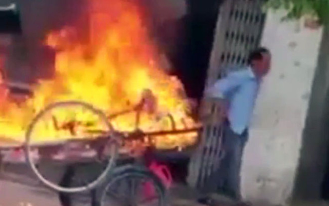 Clip gây phẫn nộ: Người đàn ông vác cả can xăng đốt xe kéo vì ‘tội’… đậu trước nhà Ảnh 2