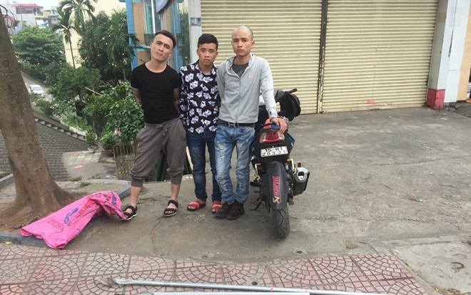 Cảnh sát quật ngã 3 đối tượng cầm mã tấu ngông nghênh lượn phố để ‘thị uy’ Ảnh 2