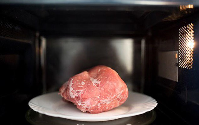 Lý do tại sao bạn tuyệt đối không rã đông thịt trong lò vi sóng Ảnh 2