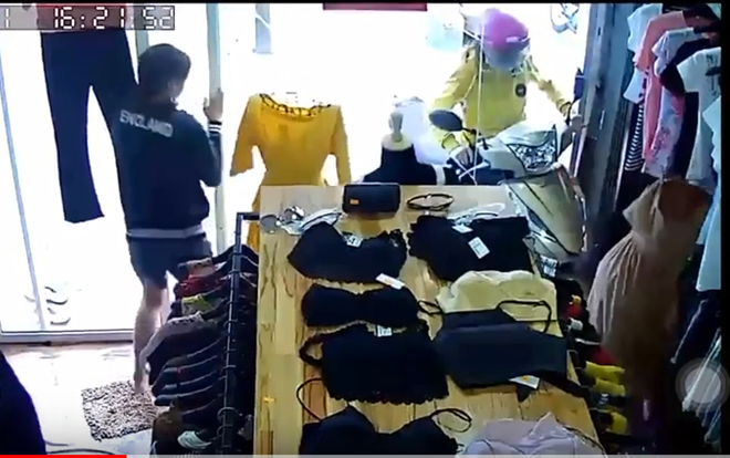 Xi-nhan trái rồi điều khiển xe sang phải lao lên vỉa hè đâm nát cửa kính nhà người ta - Chuyện chỉ có 'siêu ninja lead' mới làm được Ảnh 2