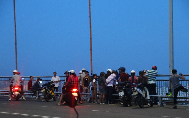 Cô gái khóc ngất trên cầu khi chứng kiến chồng sắp cưới nhảy sông tự vẫn Ảnh 2