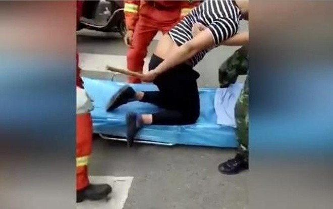 Bất cẩn, nam thanh niên bị cây tre cắm thẳng mông Ảnh 2