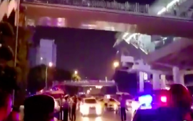 Cha nhẫn tâm ném con trai 7 tuổi từ trên cầu xuống đường đông xe cộ Ảnh 2