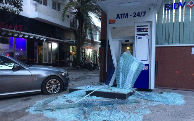 Ô tô mất lái đâm nát trụ ATM của ngân hàng BIDV Ảnh 2