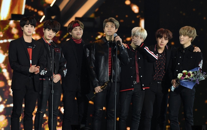 Vừa xác nhận biểu diễn tại BBMAs, BTS tiếp tục khuấy đảo lễ trao giải Tây Ban Nha Ảnh 2