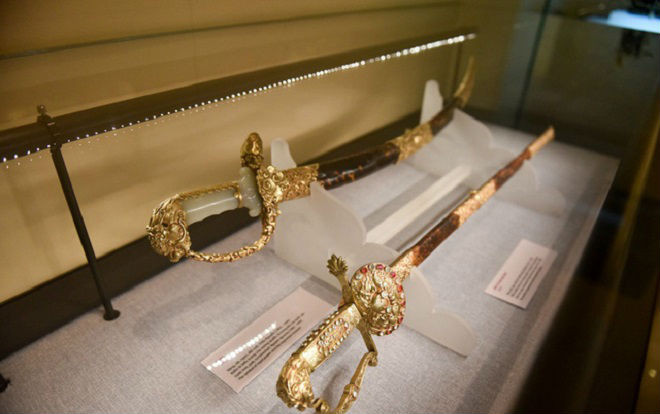 Chiêm ngưỡng cặp bảo kiếm nạm vàng của vua Khải Định Ảnh 2