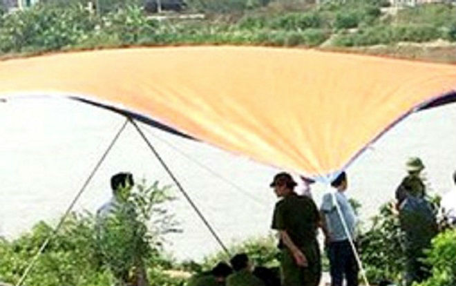 Phát hiện thi thể nam thanh niên có hình xăm trên lưng đang trôi dưới nước Ảnh 2